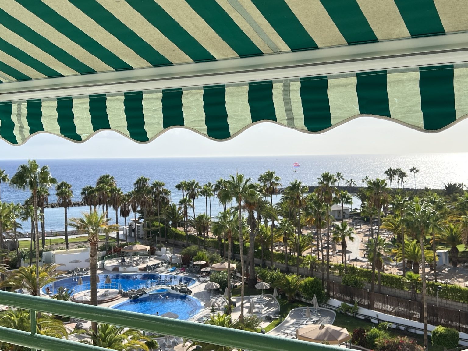 Blick vom Balkon auf Pool Meer und La Gomera