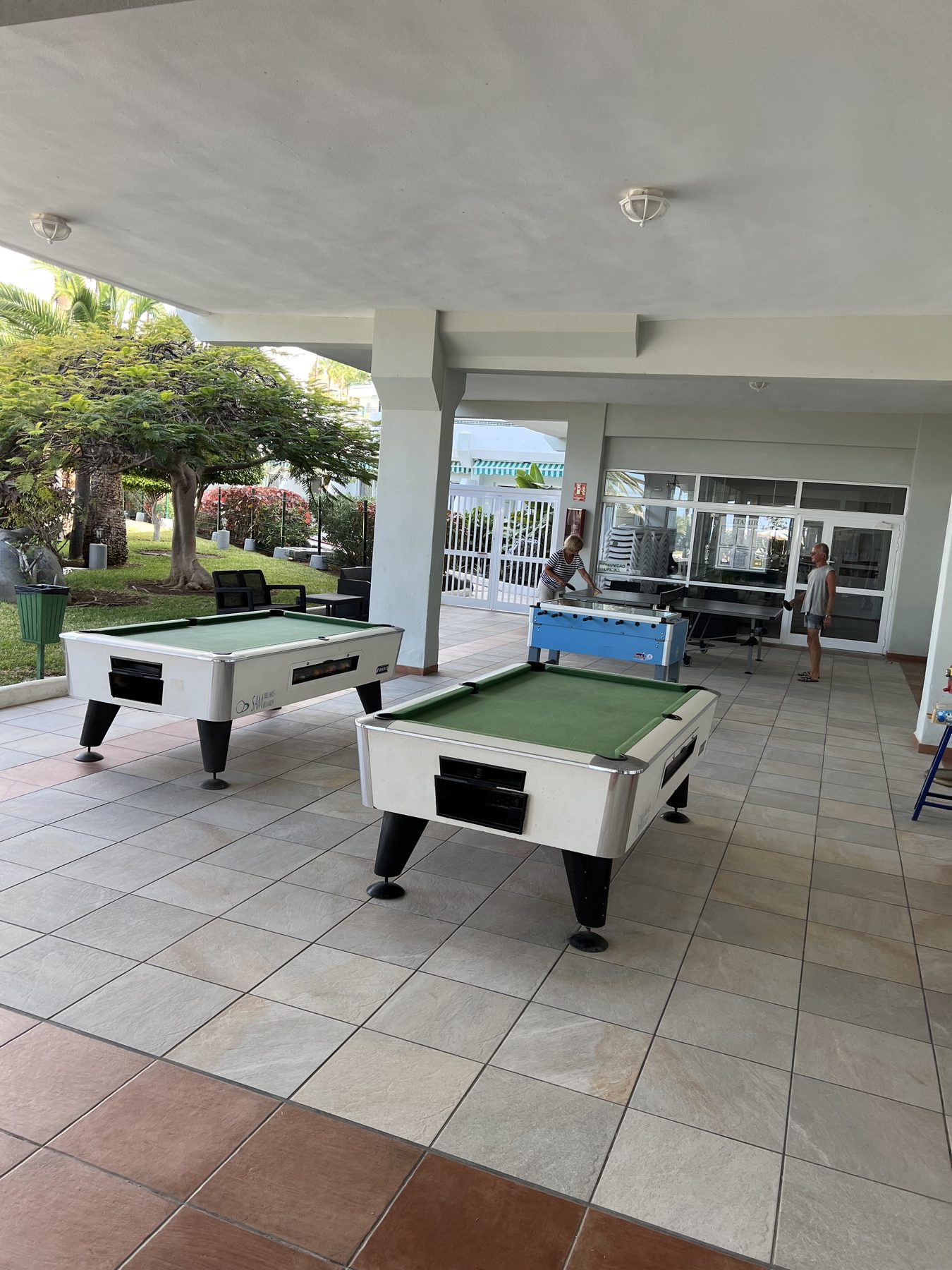 Billard und Kicker am Pool